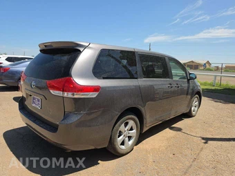 2012 Toyota Sienna LE 8-Passenger 119.3" WB - miniatura 3