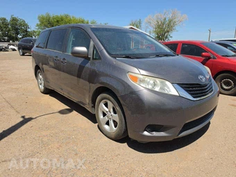 2012 Toyota Sienna LE 8-Passenger 119.3" WB - miniatura 4