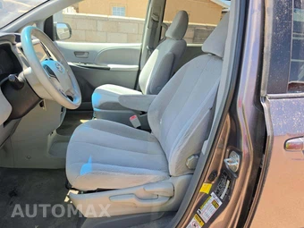 2012 Toyota Sienna LE 8-Passenger 119.3" WB - miniatura 6