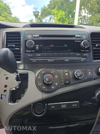 2012 Toyota Sienna LE 8-Passenger 119.3" WB - miniatura 10