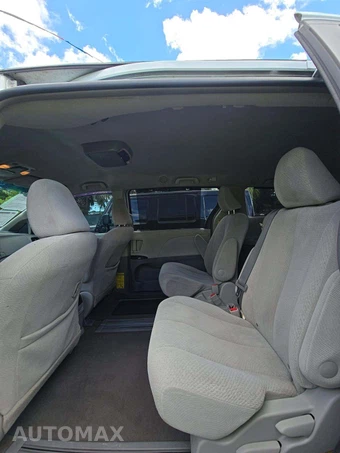 2012 Toyota Sienna LE 8-Passenger 119.3" WB - miniatura 13