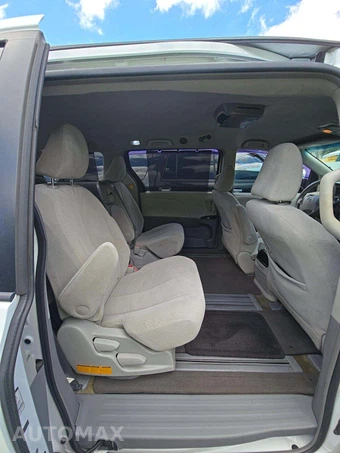 2012 Toyota Sienna LE 8-Passenger 119.3" WB - miniatura 17