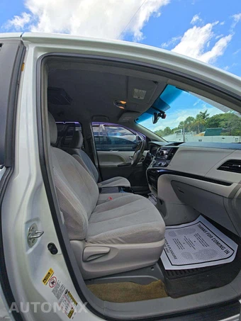 2012 Toyota Sienna LE 8-Passenger 119.3" WB - miniatura 19