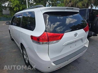2012 Toyota Sienna LE 8-Passenger 119.3" WB - miniatura 2