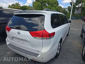 2012 Toyota Sienna LE 8-Passenger 119.3" WB - miniatura 3