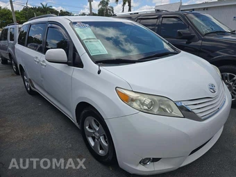 2012 Toyota Sienna LE 8-Passenger 119.3" WB - miniatura 4