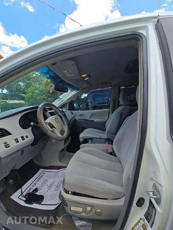 2012 Toyota Sienna LE 8-Passenger 119.3" WB - miniatura 6