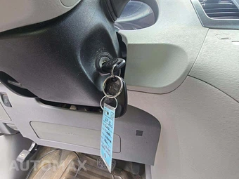 2012 Toyota Sienna LE 8-Passenger 119.3" WB - miniatura 8