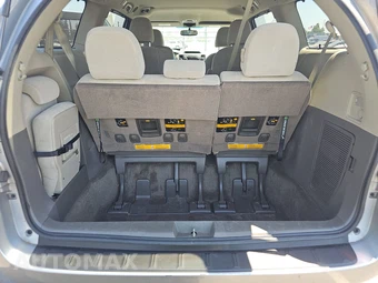 2012 Toyota Sienna LE 8-Passenger 119.3" WB - miniatura 17