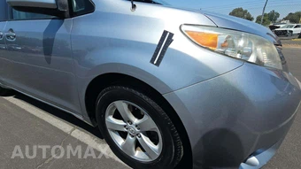 2012 Toyota Sienna LE 8-Passenger 119.3" WB - miniatura 32