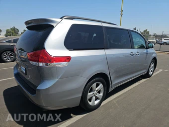 2012 Toyota Sienna LE 8-Passenger 119.3" WB - miniatura 4