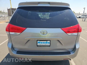 2012 Toyota Sienna LE 8-Passenger 119.3" WB - miniatura 5