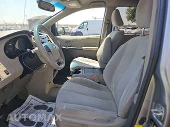 2012 Toyota Sienna LE 8-Passenger 119.3" WB - miniatura 7