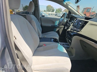 2012 Toyota Sienna LE 8-Passenger 119.3" WB - miniatura 8