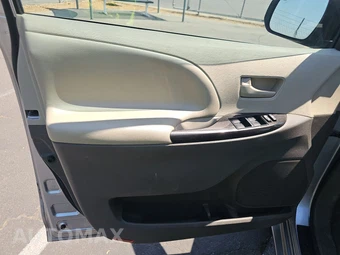 2012 Toyota Sienna LE 8-Passenger 119.3" WB - miniatura 9