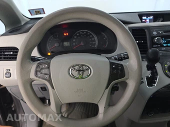 2012 Toyota Sienna LE 8-Passenger 119.3" WB – miniatura 10