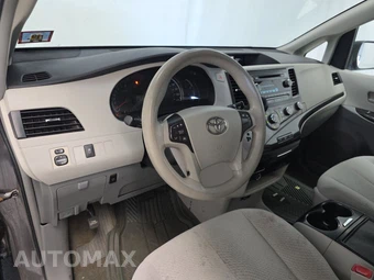 2012 Toyota Sienna LE 8-Passenger 119.3" WB – miniatura 11