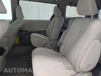 2012 Toyota Sienna LE 8-Passenger 119.3" WB – miniatura 13