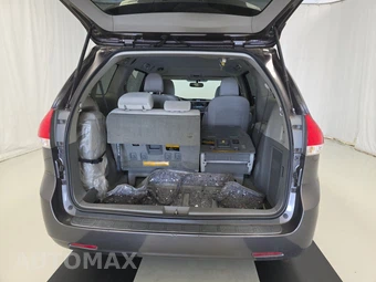 2012 Toyota Sienna LE 8-Passenger 119.3" WB – miniatura 17