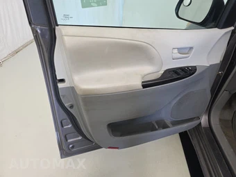 2012 Toyota Sienna LE 8-Passenger 119.3" WB – miniatura 9