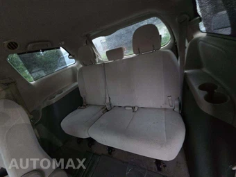 2012 Toyota Sienna LE 8-Passenger 119.3" WB - miniatura 11