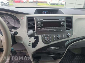 2012 Toyota Sienna LE 8-Passenger 119.3" WB - miniatura 10