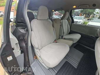 2012 Toyota Sienna LE 8-Passenger 119.3" WB - miniatura 17