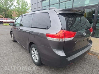 2012 Toyota Sienna LE 8-Passenger 119.3" WB - miniatura 2