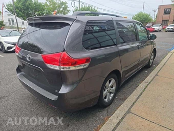2012 Toyota Sienna LE 8-Passenger 119.3" WB - miniatura 3