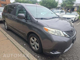 2012 Toyota Sienna LE 8-Passenger 119.3" WB - miniatura 4