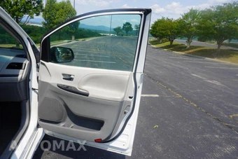 2012 Toyota Sienna SE 8-Passenger 119.3" WB - miniatura 17