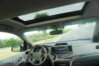 2012 Toyota Sienna SE 8-Passenger 119.3" WB - miniatura 24