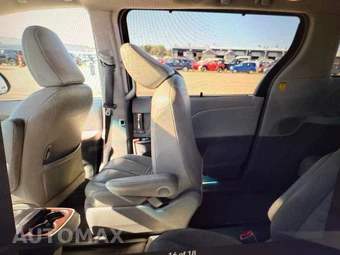 2012 Toyota Sienna XLE 7-Passenger 119.3" WB - miniatura 11