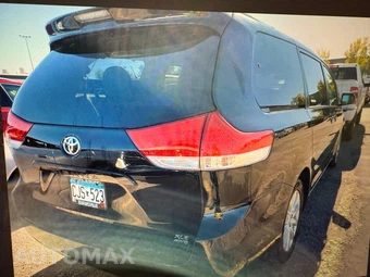 2012 Toyota Sienna XLE 7-Passenger 119.3" WB - miniatura 4