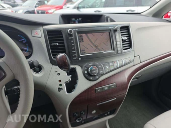 2012 Toyota Sienna XLE 7-Passenger 119.3" WB - miniatura 10