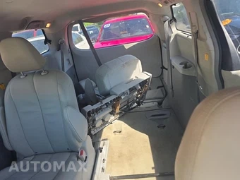 2012 Toyota Sienna XLE 8-Passenger 119.3" WB - miniatura 16