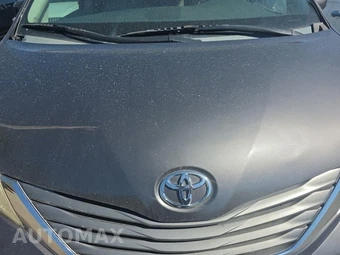 2012 Toyota Sienna XLE 8-Passenger 119.3" WB - miniatura 18