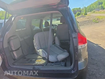 2012 Toyota Sienna XLE 8-Passenger 119.3" WB - miniatura 19
