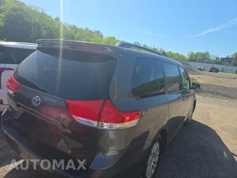2012 Toyota Sienna XLE 8-Passenger 119.3" WB - miniatura 4