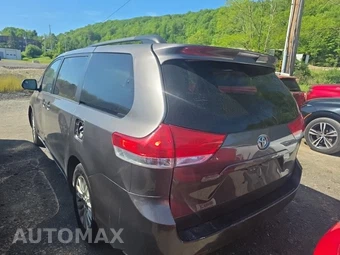 2012 Toyota Sienna XLE 8-Passenger 119.3" WB - miniatura 6