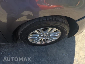 2012 Toyota Sienna XLE 8-Passenger 119.3" WB - miniatura 9
