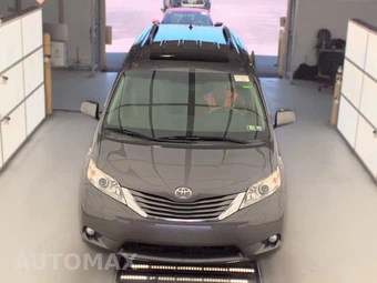 2012 Toyota Sienna XLE 8-Passenger 119.3" WB - miniatura 2