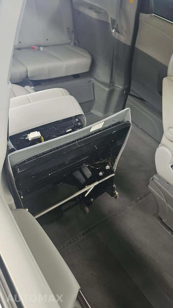 2012 Toyota Sienna XLE 8-Passenger 119.3" WB - miniatura 20