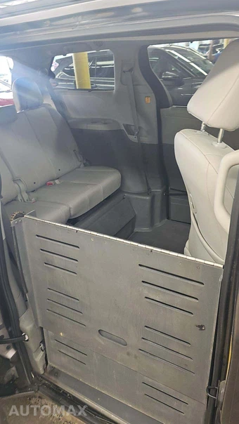 2012 Toyota Sienna XLE 8-Passenger 119.3" WB - miniatura 21