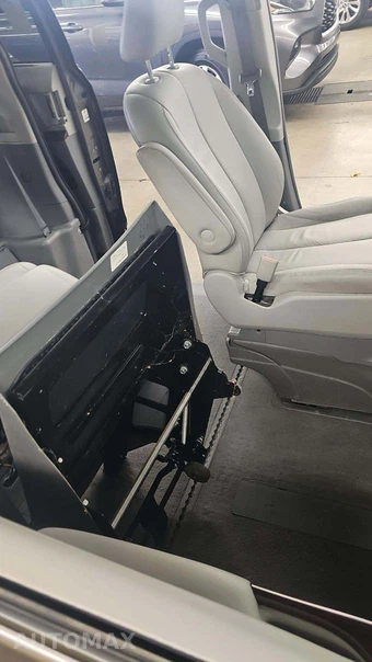 2012 Toyota Sienna XLE 8-Passenger 119.3" WB - miniatura 27