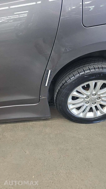 2012 Toyota Sienna XLE 8-Passenger 119.3" WB - miniatura 32