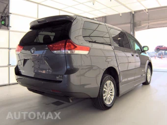 2012 Toyota Sienna XLE 8-Passenger 119.3" WB - miniatura 4