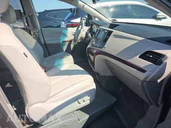 2012 Toyota Sienna XLE 8-Passenger 119.3" WB - miniatura 8
