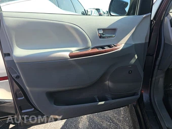 2012 Toyota Sienna XLE 8-Passenger 119.3" WB - miniatura 9