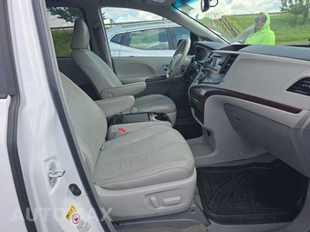 2012 Toyota Sienna XLE 8-Passenger 119.3" WB - miniatura 14